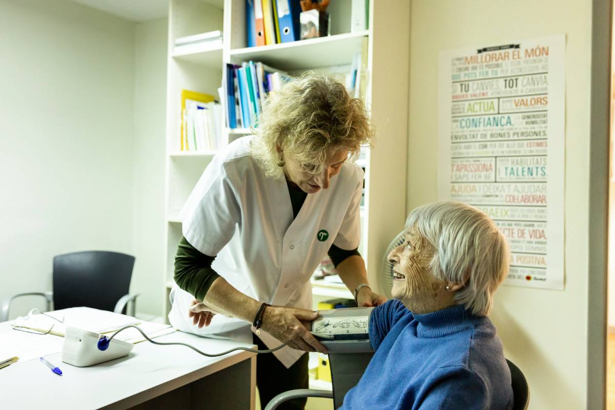 Una enfermera mide la tensión arterial de una paciente. FOTO: Ariadna Creus y Àngel García (Banc Imatges Infermeres).